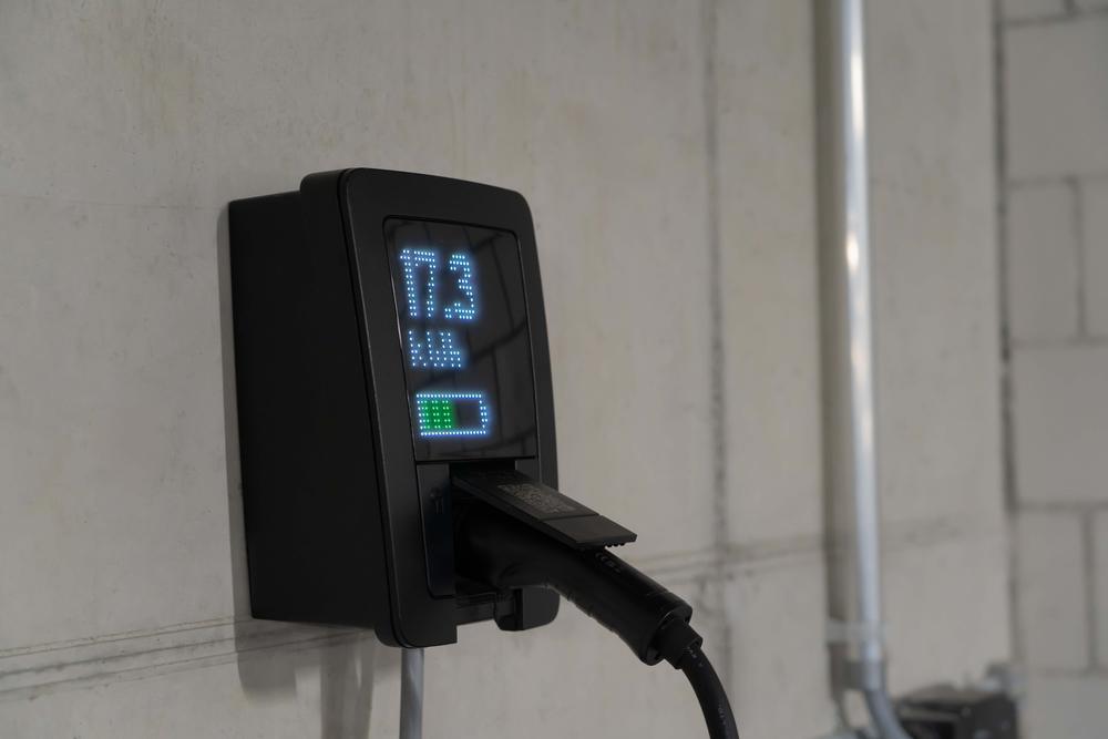 Borne de recharge murale avec écran affichant la puissance de charge